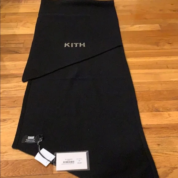- BRAND NEW SCARF